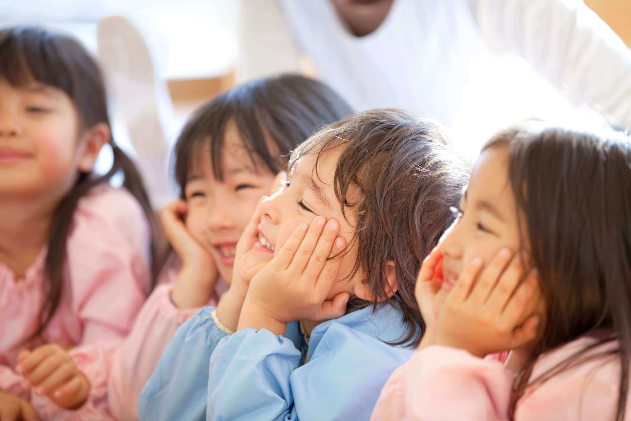 子どもたちが楽しそうに先生の話を聞いている様子
